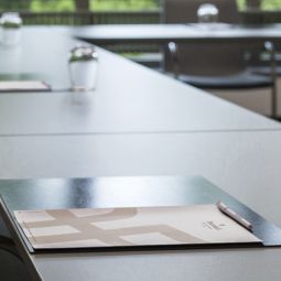 Tisch in einem Tagungsraum