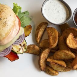 Wedges mit Burger auf einem Teller
