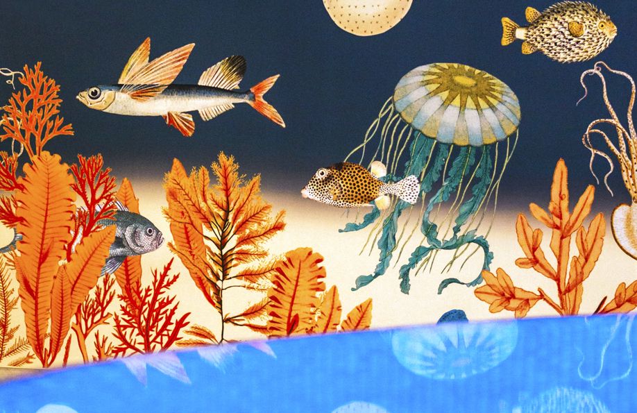 Bunte gemalte Fische im Wellnessbereich