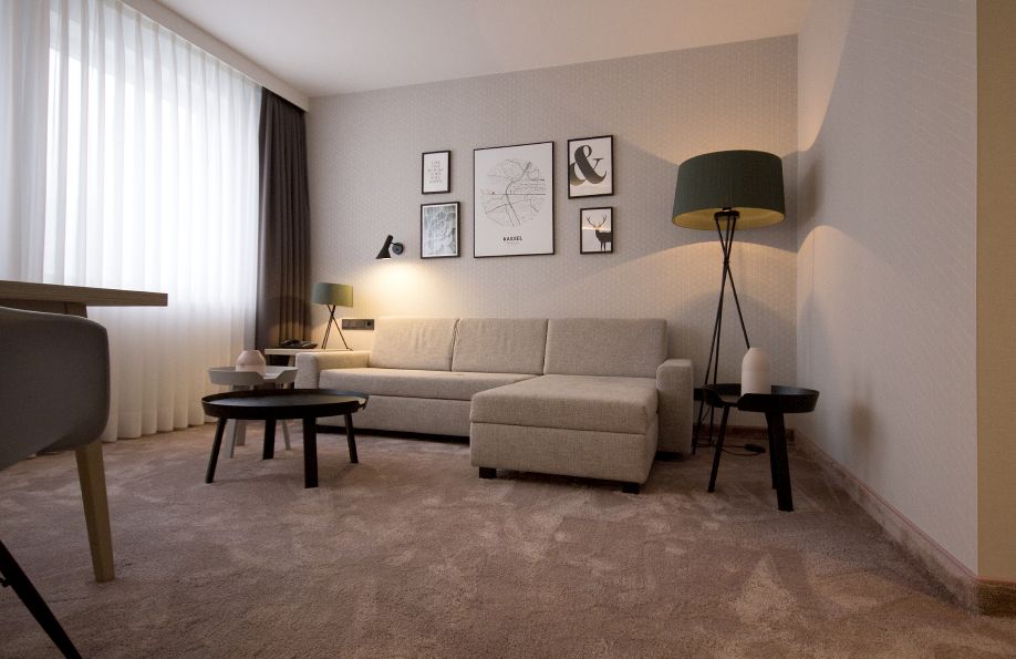 Helle beige Couch in der Suite