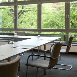 Ansicht Tagungsraum mit Stühlen und Tischen