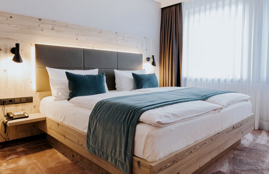 Seitenansicht Bett in der Suite mit grauer Bettdecke