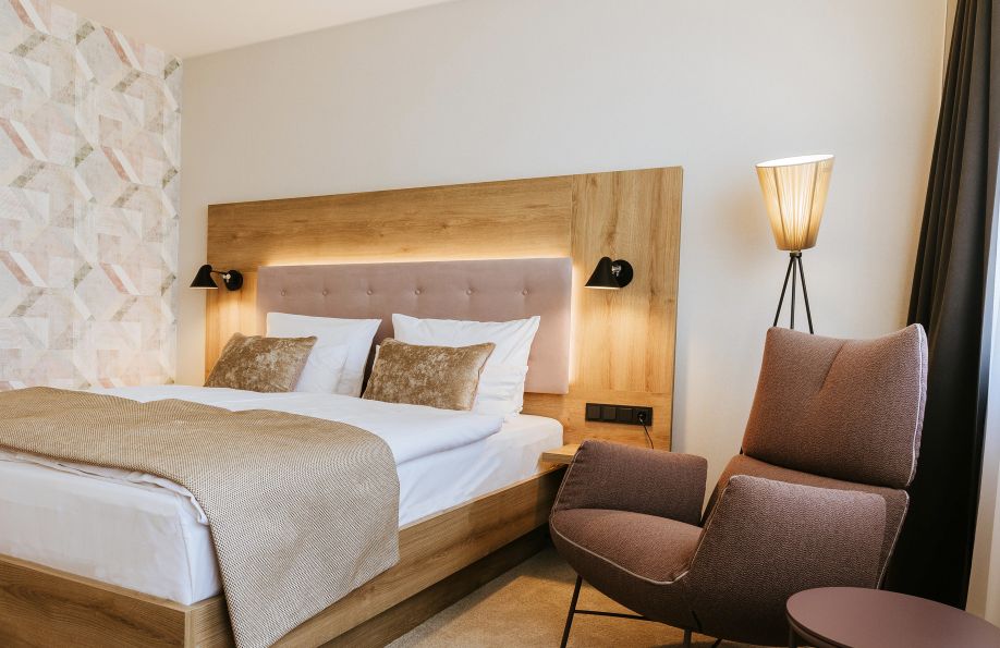 Doppelbett im Zimmer Calm