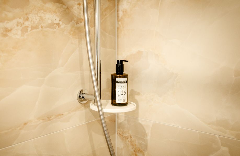 Dusche im Zimmer Lys
