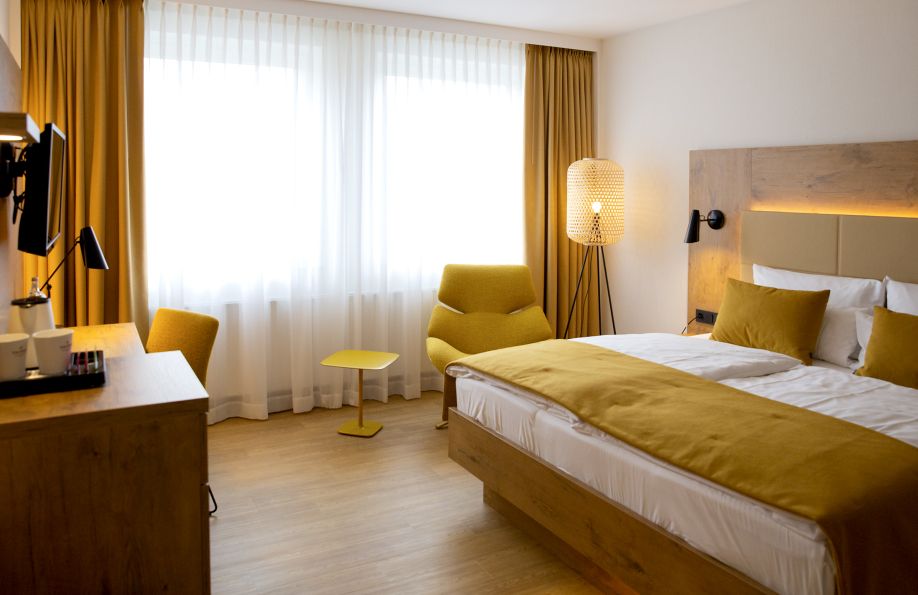 Foto vom Zimmer Nature mit Bett und Sessel
