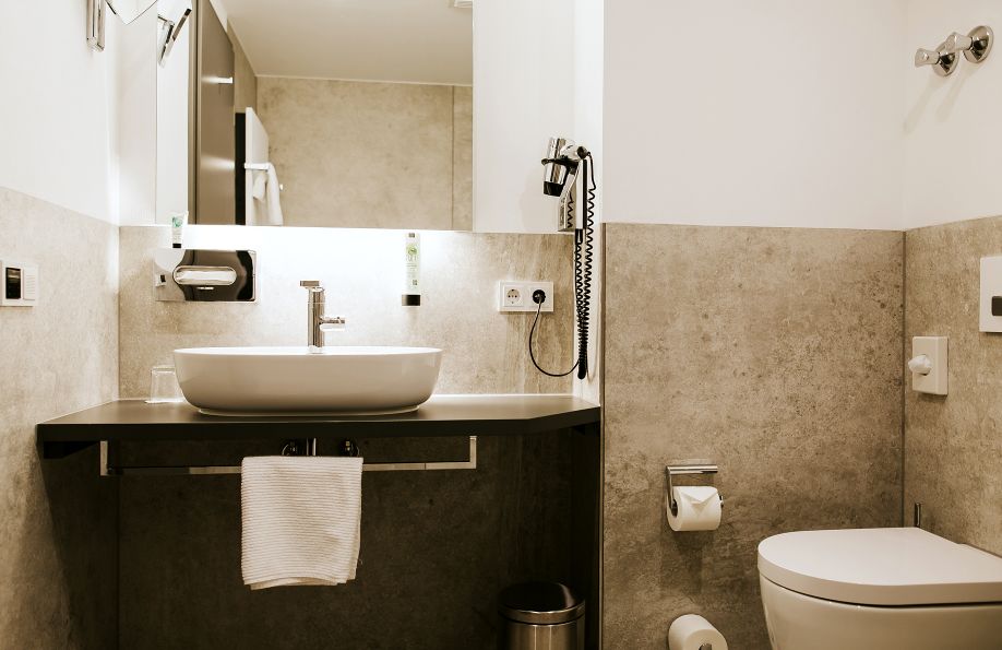 Hell eingerichtetes Badezimmer im Zimmer Nordic