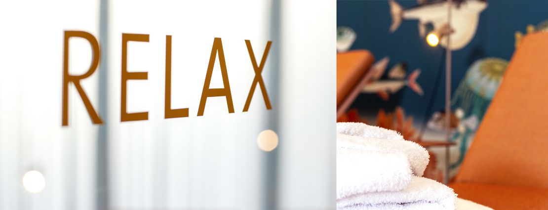 Wellnessbereich im FischerS Aufschrift Relax und Handtücher im Wellnessbereich