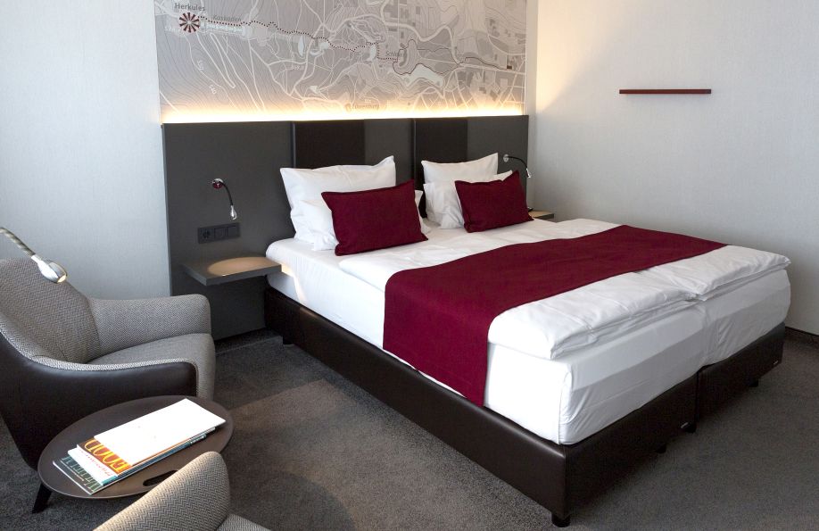 Seitenansicht Zimmer Pure Doppelbett mit roter Decke