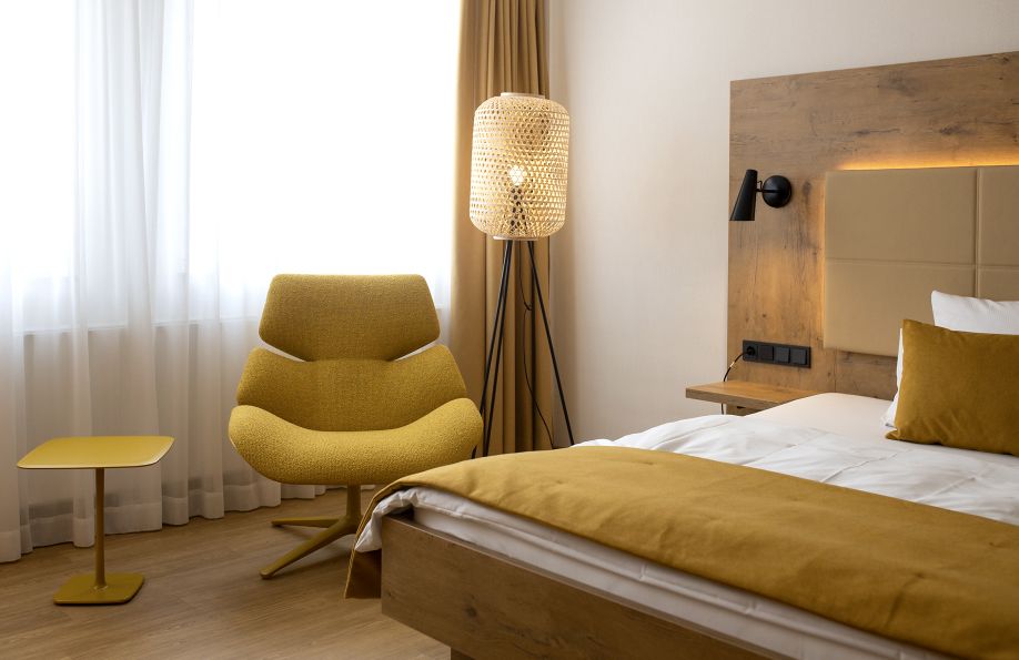 Helles Zimmer Nature mit gelbem Sessel