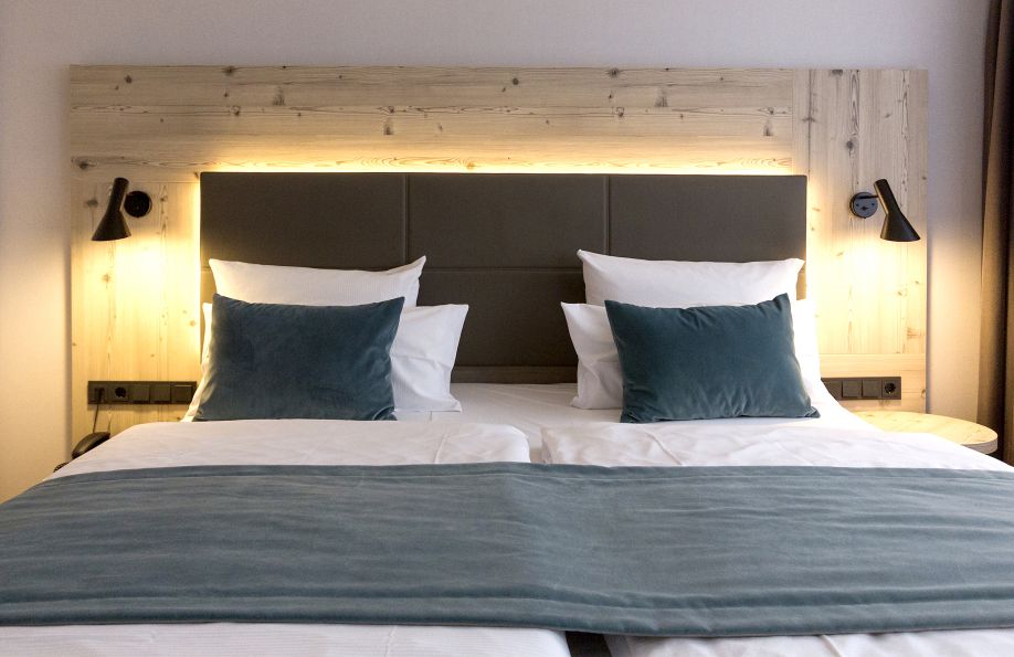 Großes Doppelbett in der Suite mit grauer Decke