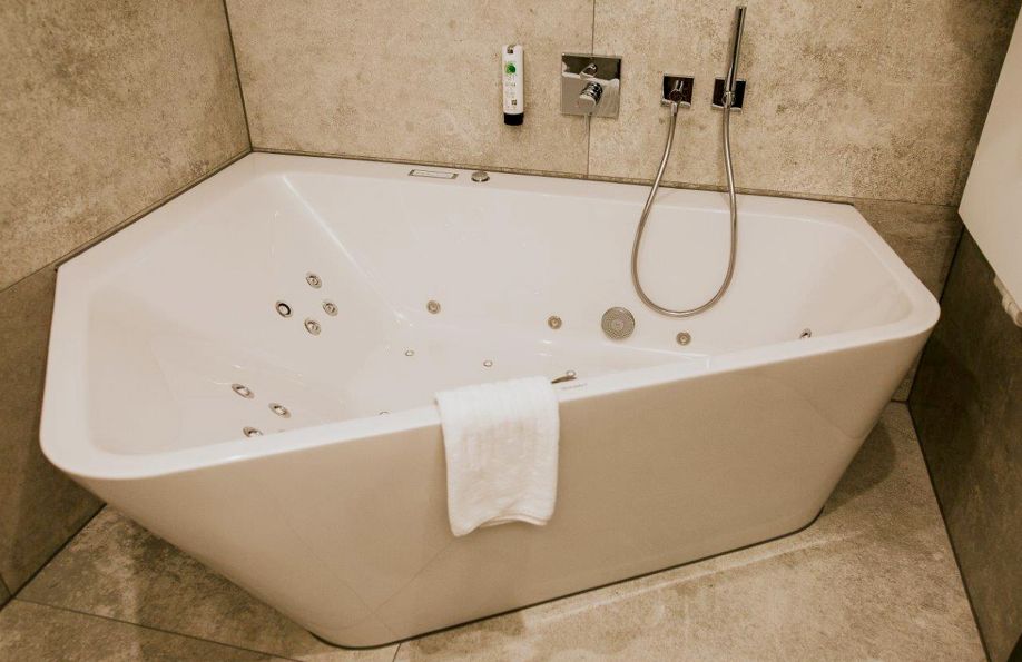 Große Badewanne in der Suite