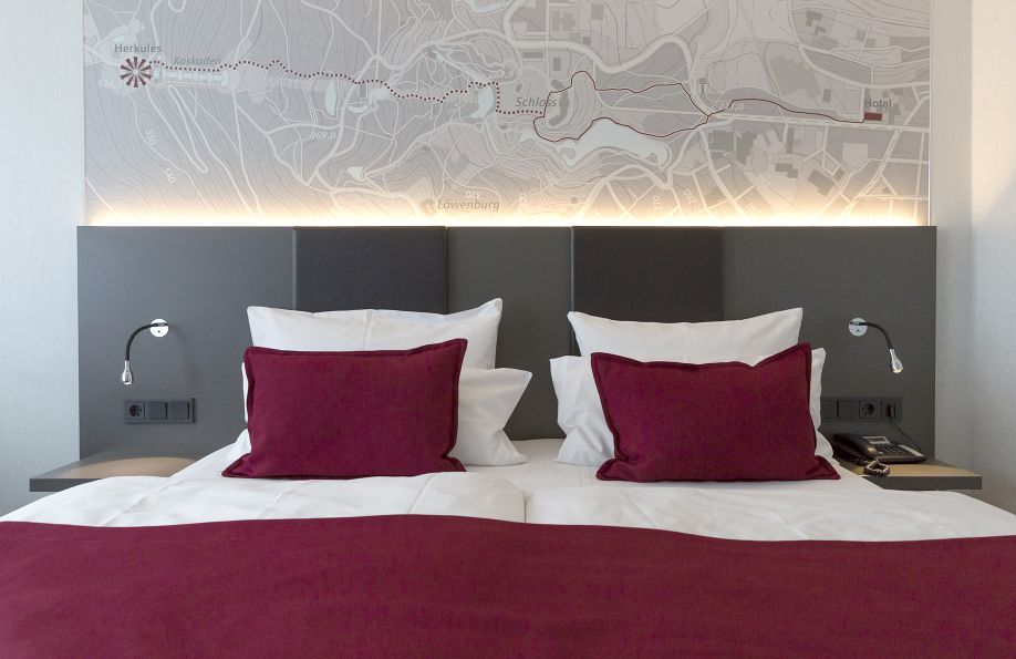 Frontalansicht Modernes Doppelbett im Zimmer Pure mit roter Decke und roten Kissen