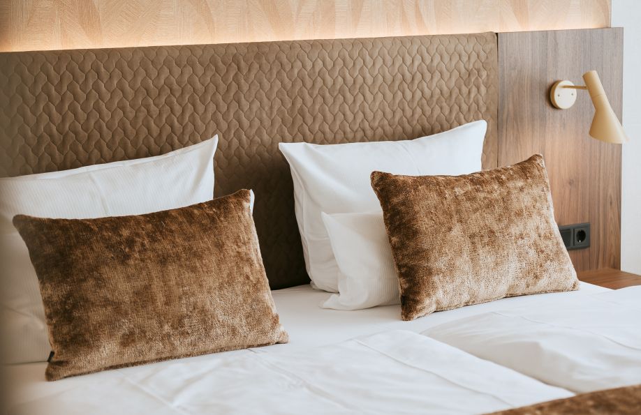 Gemütliches Doppelbett im Zimmer Lys