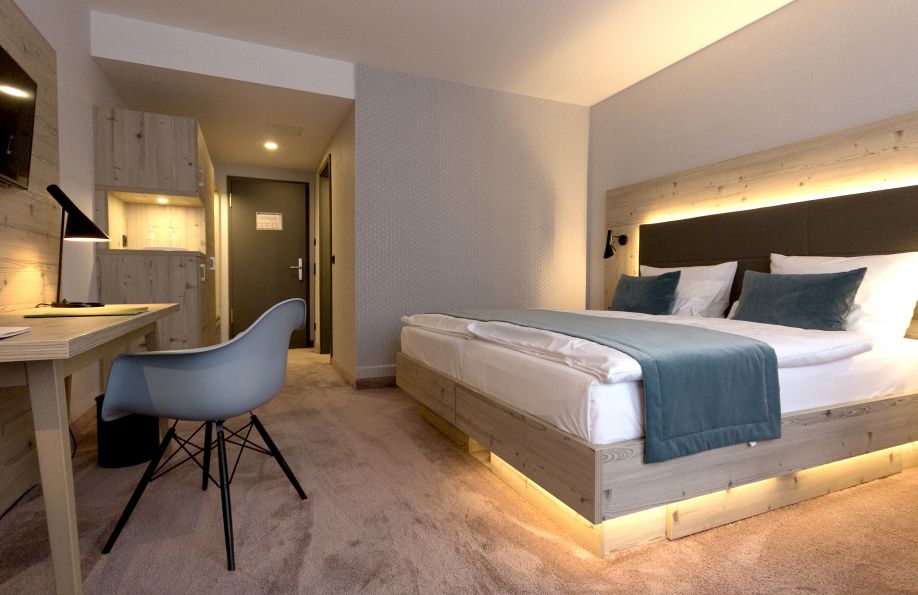 Andere Ansicht vom Nordic Room mit gemütlichem Doppelbett