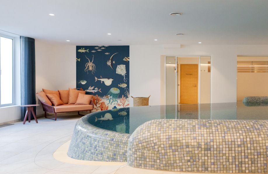 Poolbereich mit Loungeecke