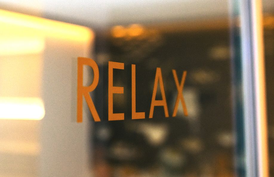 Glastür mit der Aufschrift Relax