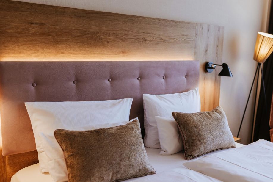 Gemütliches Bett im Doppelzimmer Calm