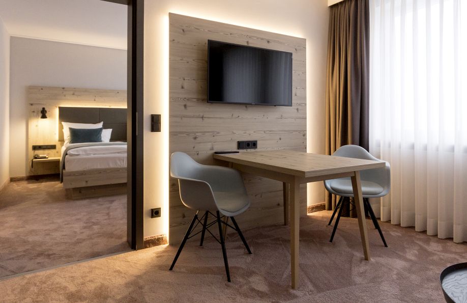 Großes Platzangebot in der Suite mit Tisch und 2 Stühlen
